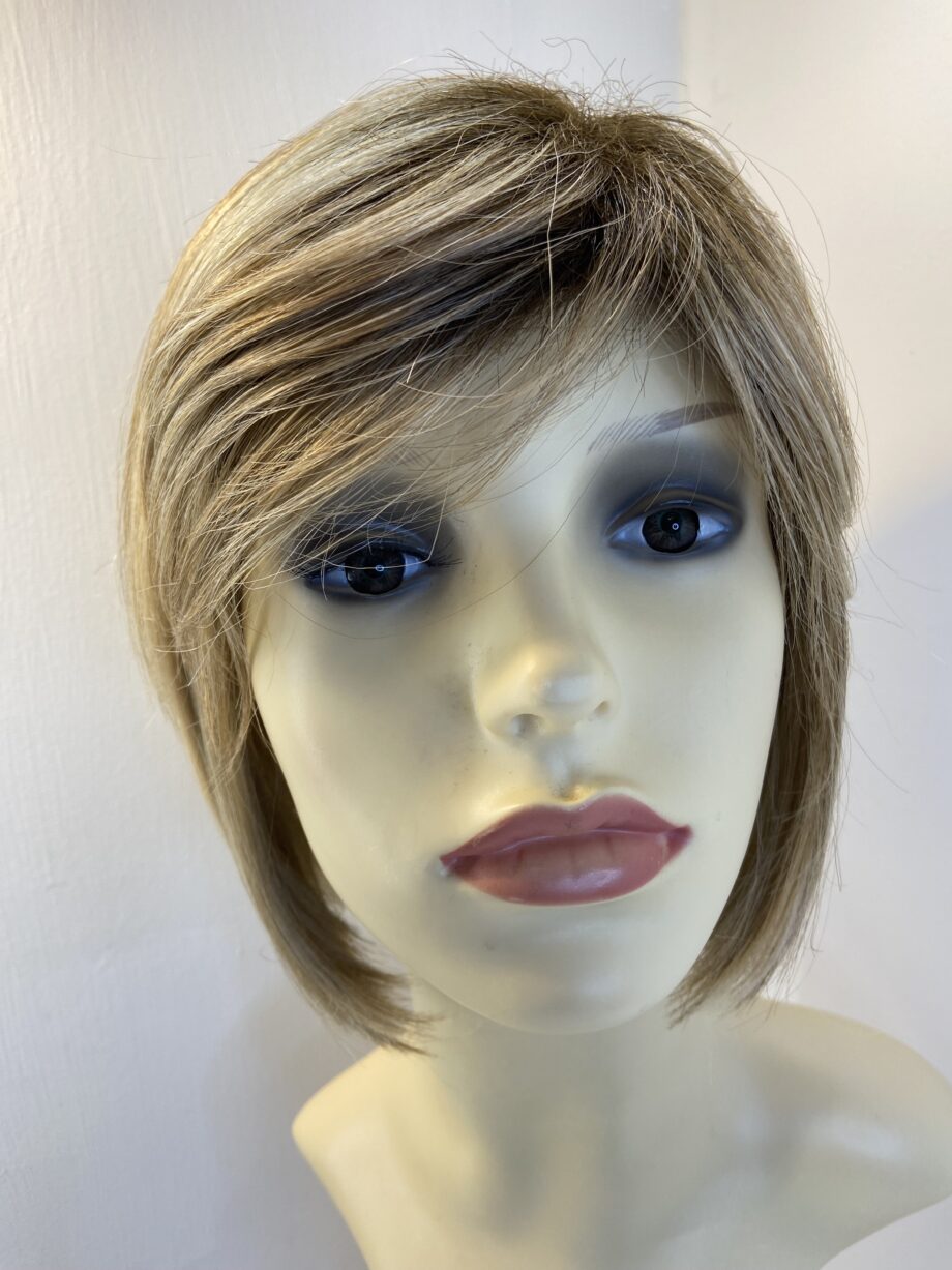 Lovely blonde rooted wig. Blms308