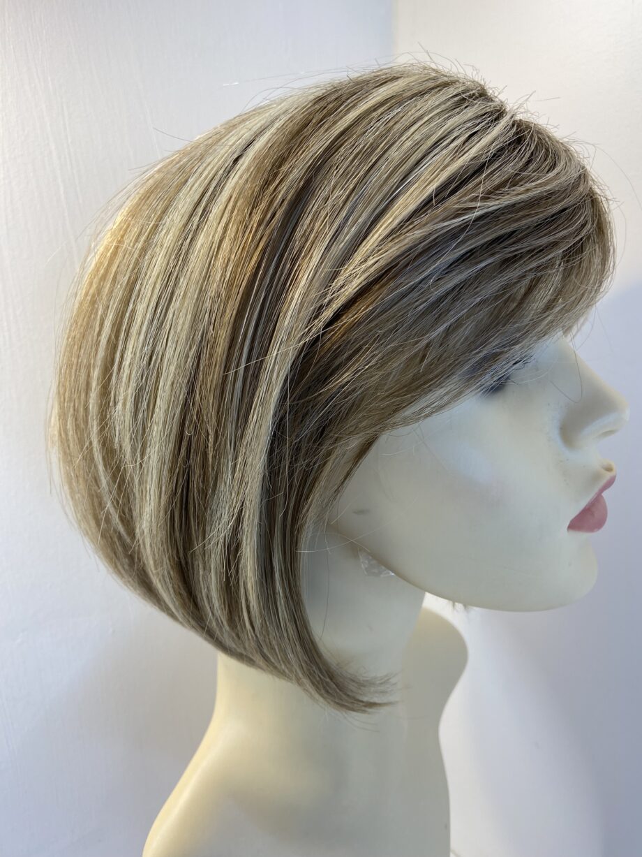 Lovely blonde rooted wig. Blms308