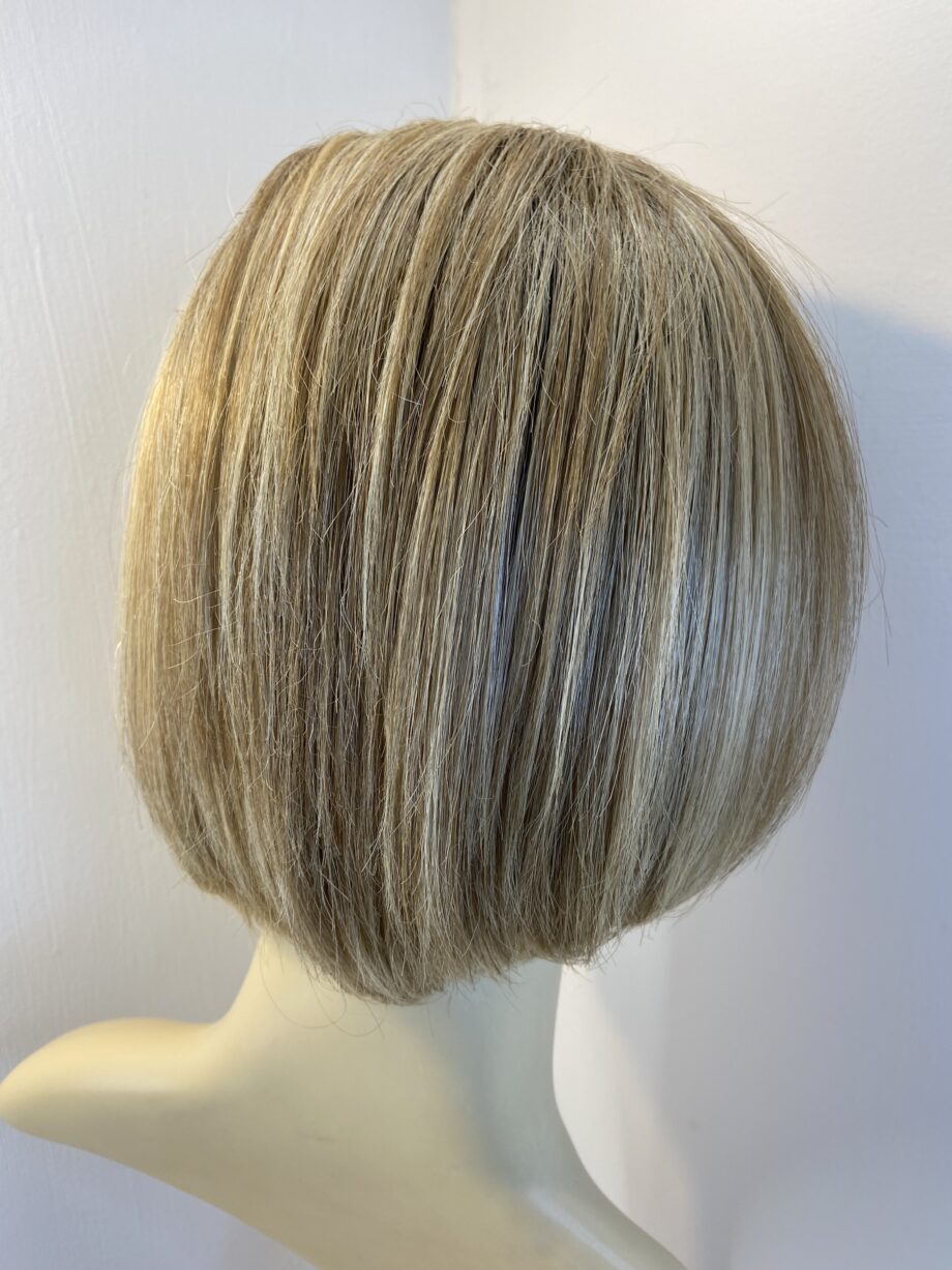 Lovely blonde rooted wig. Blms308