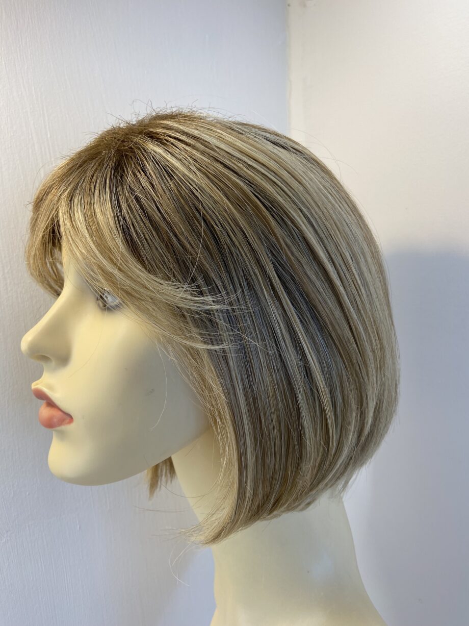 Lovely blonde rooted wig. Blms308