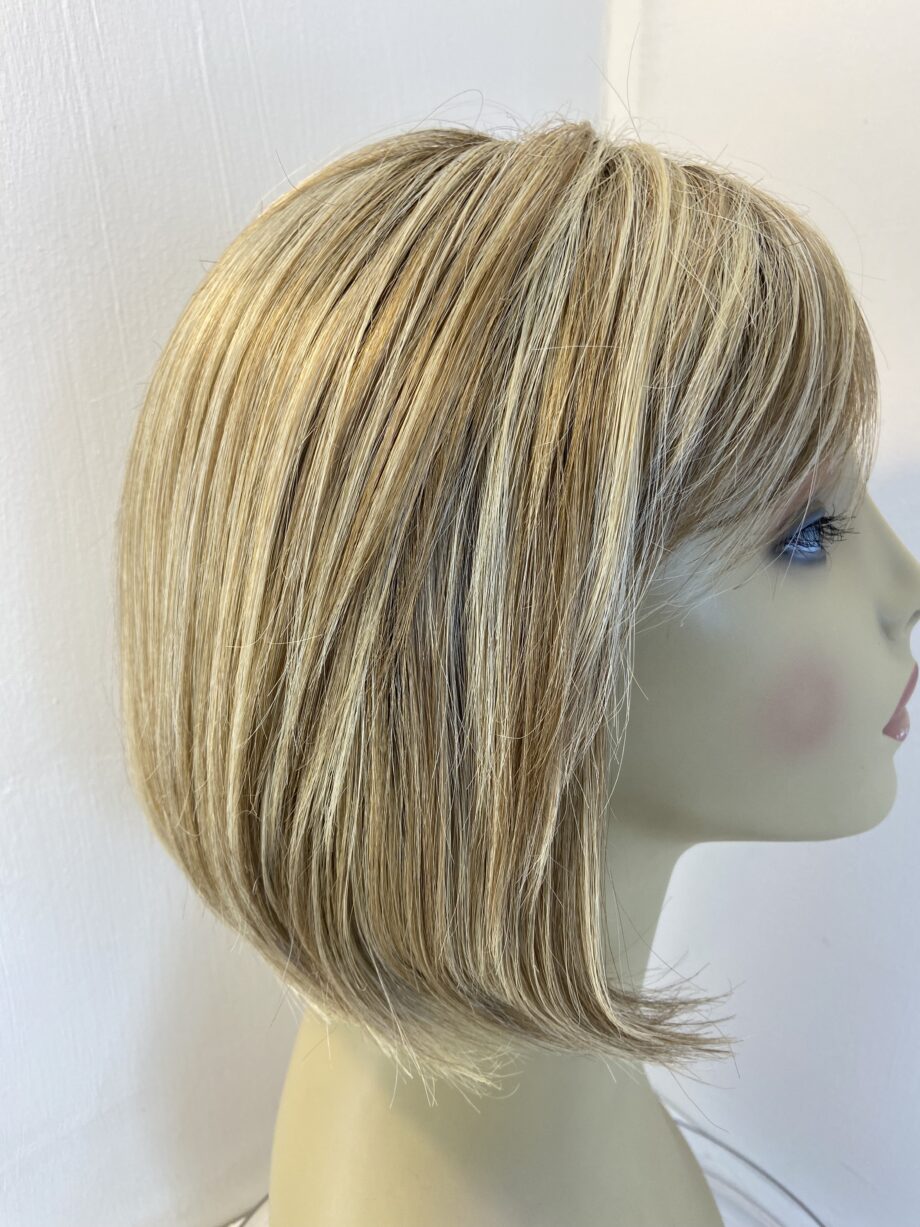 Beautiful blonde rooted wig. Blms310