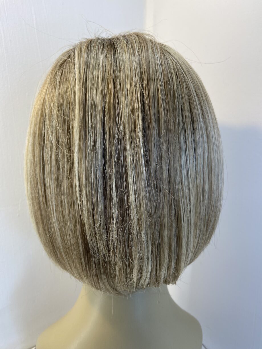 Beautiful blonde rooted wig. Blms310