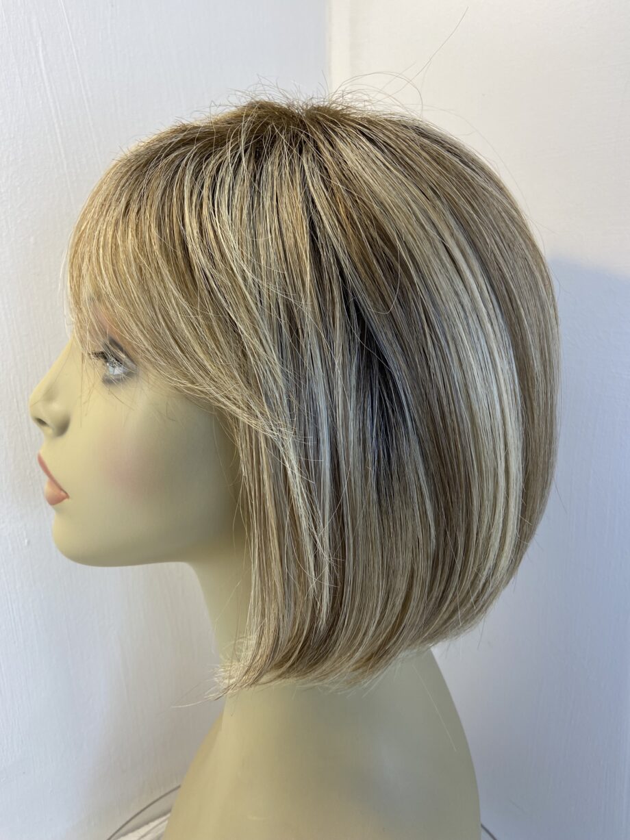 Beautiful blonde rooted wig. Blms310